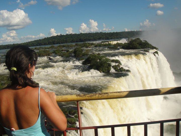 Mulher cataratas iguaçu 