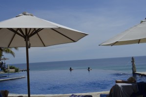 piscina borda infinita Bali