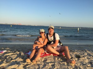 familia viajante praia