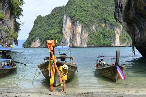 barcos na tailandia com pessoa